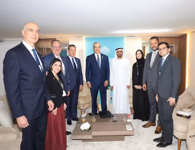 Presidente Abinader promueve uso de hub logístico dominicano para dinamizar exportaciones agrícolas de Paraguay, amplía relaciones económicas con Ecuador y fortalece cooperación tecnológica con Emiratos Árabes Unidos