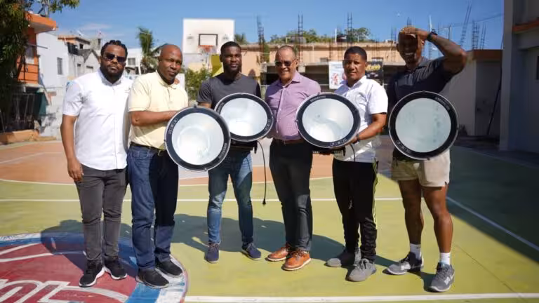INEFI responde con rapidez: Entrega luminarias al Club Deportivo Ozoria Liz en Sde tras denuncia comunitaria