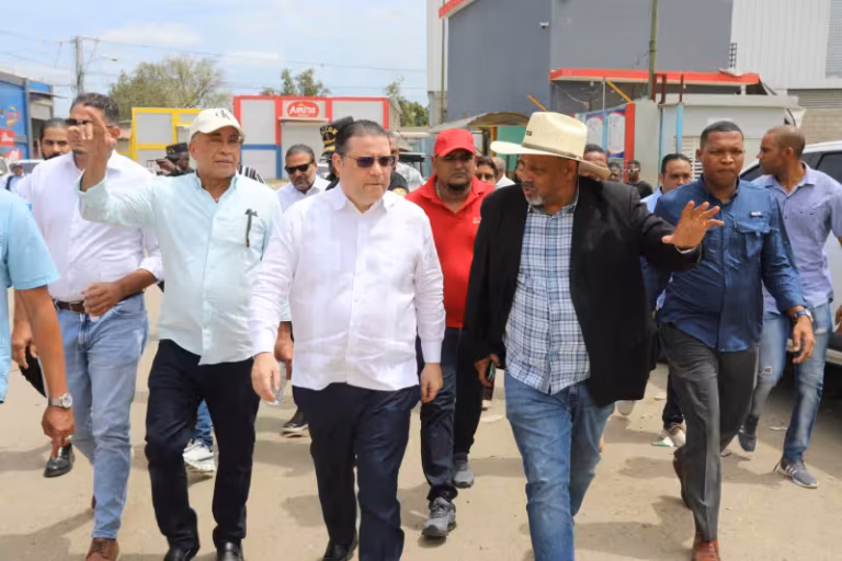 Ministro de Industria y Comercio se reúne con comerciantes en la frontera para impulsar el comercio