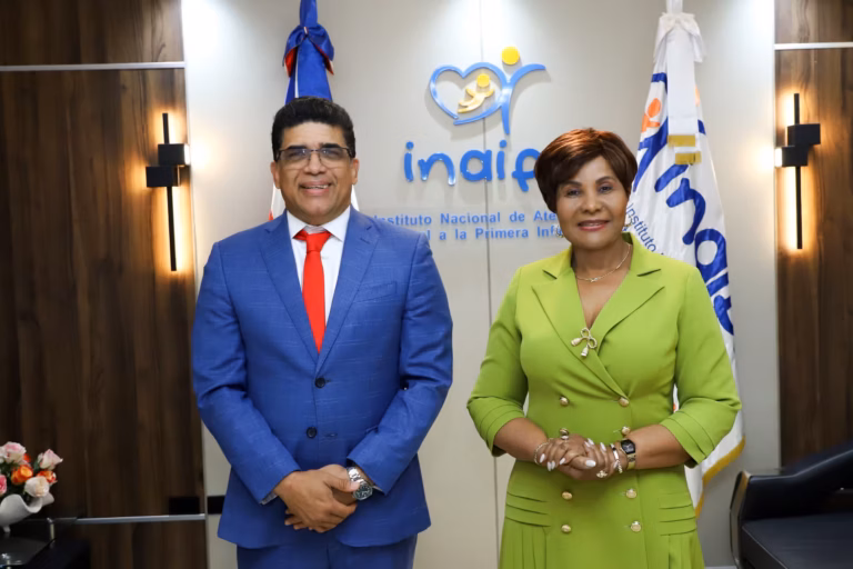 Directora del INAIPI y alcalde de SDE discuten políticas para la niñez