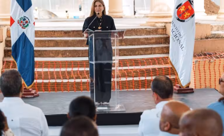 Carolina Mejía inicia trabajos de remozamiento del parque Enriquillo en Villa Francisca