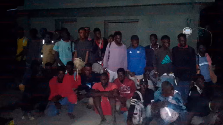 Ejército detiene a 65 haitianos indocumentados en operativos en Montecristi.