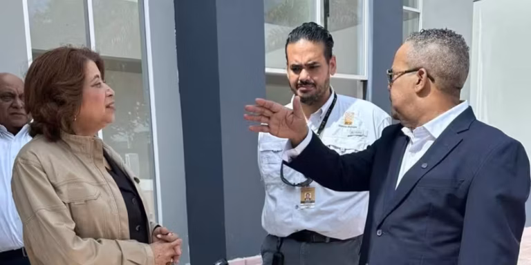 Senador Héctor Acosta supervisa avances de nueva oficina de la JCE en Bonao