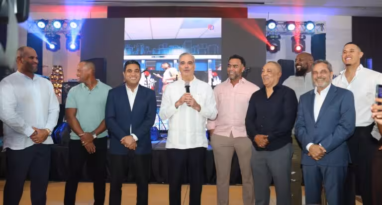 Presidente Luis Abinader agasaja a la selección dominicana previo al Clásico Mundial de Béisbol