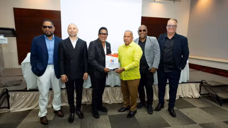 Kinito Méndez asume la presidencia de SGACEDOM