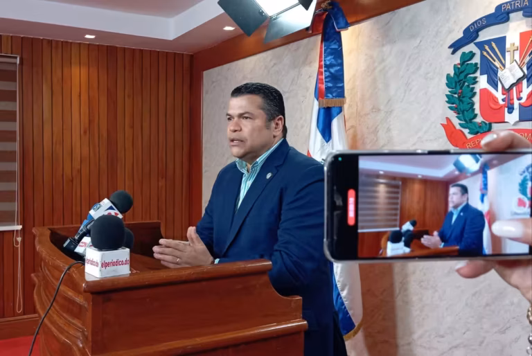 Diputado Tobías Crespo acusa a Eduardo Estrella Ministro de Obras Publicas y a la alcaldesa Carolina Mejía de mutilar las áreas verdes de Los Jardines del Norte.