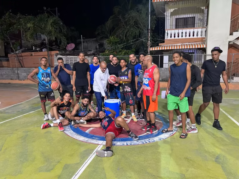 Dirigente comunitario Lic. Juan Carlos Made dona útiles deportivos a liga de baloncesto del Km 12 de la Autopista Las Américas