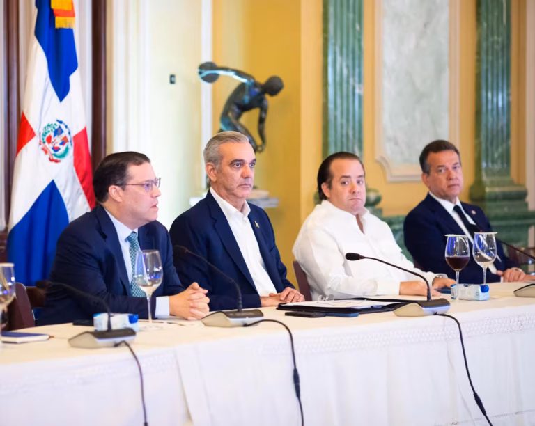 Empresarios y sector productivo nacional se comprometen con el presidente Abinader a mitigar los efectos de la crisis internacional