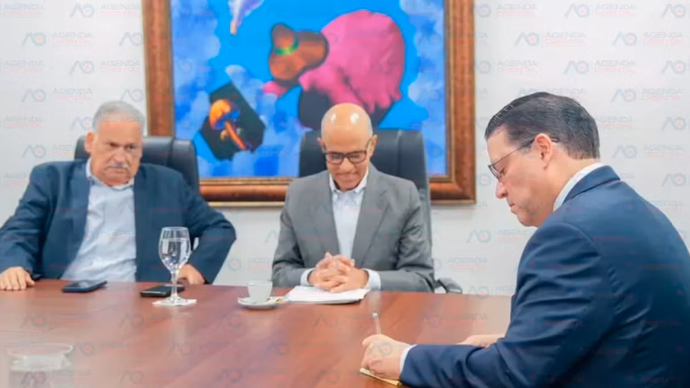 Ministro Sanz Lovatón lidera reunión con el sector provisiones para asegurar la cadena de suministro frente a la crisis en Medio Oriente