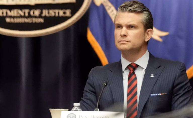 Cangrejo, carne premium y dispositivos Apple: así gastó Pete Hegseth más de 30 millones del Pentágono en solo un mes