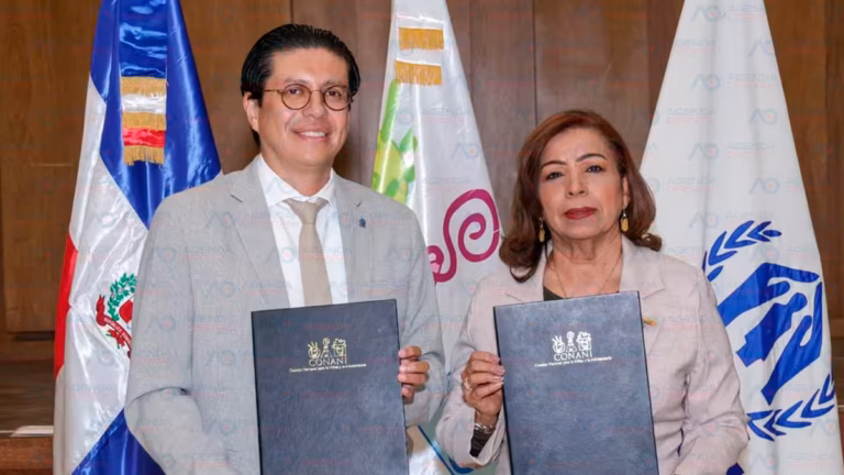 El CONANI recibe minibuses donados por el ACNUR; nuevas unidades permitirán fortalecer capacidad de respuesta de la institución