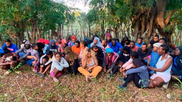 Ejército intercepta a 43 haitianos indocumentados en un platanal en Montecristi