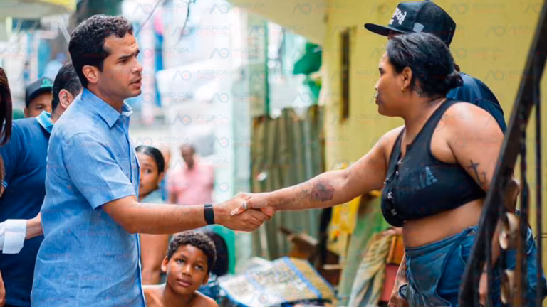 Omar Fernández asiste afectados por lluvias