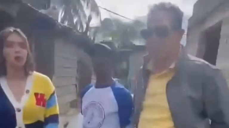 Regidor Angel Luis Abreu y comunicadora Hony Estrella visitan sectores vulnerables de la Circunscripción #2 donde reparten raciones alimenticias tanto cruda como cocida