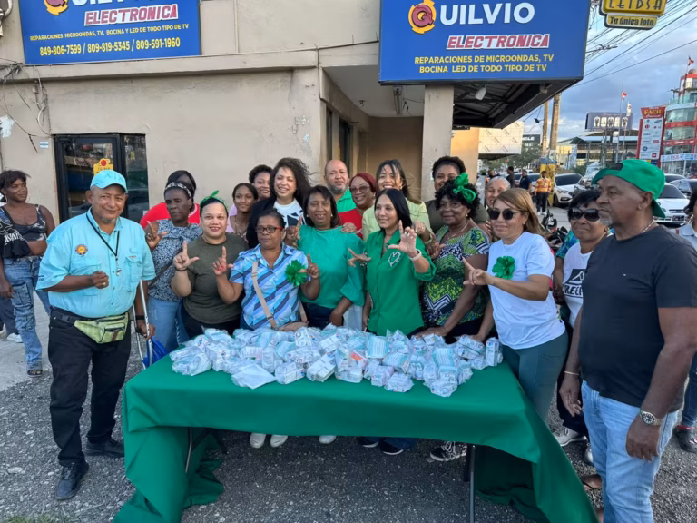 MIEMBROS DE LA FUERZA DEL PUEBLO EN SDE DESPIDEN Y ENTREGAN HABICHUELAS CON DULCE A VIAJEROS Y VACACIONISTAS DE SEMANA SANTA