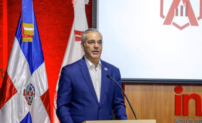 “De nada sirve hablar de cifras récord si las personas no sienten esperanza”, dice Abinader en conferencia