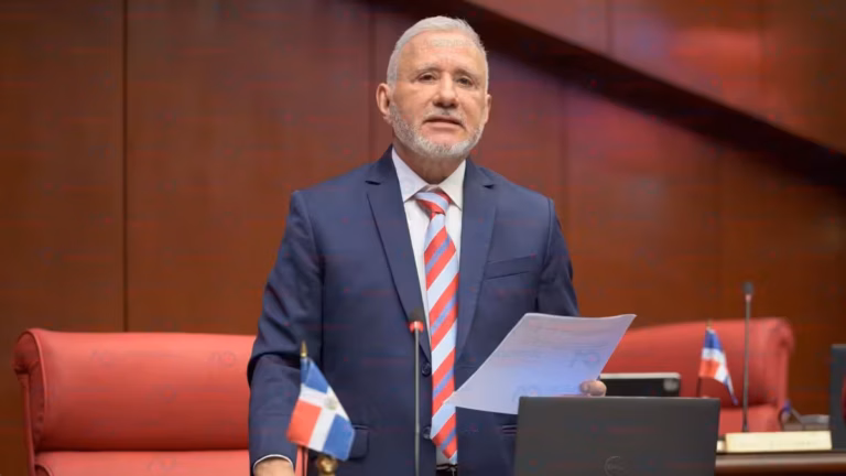Taveras Guzmán asume como Senador Independiente «Seguimos atrapados en políticas de corto plazo»