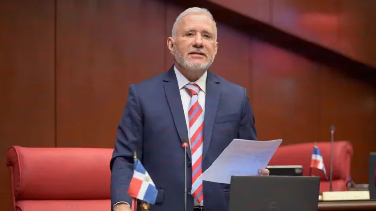 Taveras Guzmán asume como Senador Independiente «Seguimos atrapados en políticas de corto plazo»