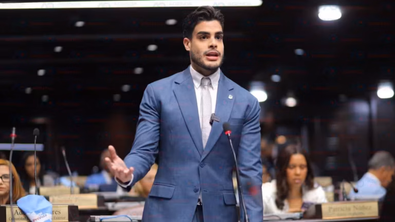 Diputado Bray Vargas propone becas automáticas para estudiantes sobresalientes.