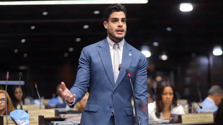 Diputado Bray Vargas propone becas automáticas para estudiantes sobresalientes.