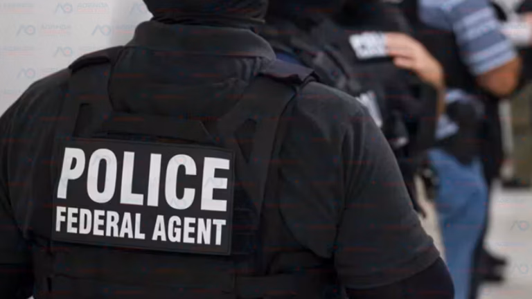 El estado de Nueva York prohíbe a ICE actuar en escuelas e iglesias sin orden judicial