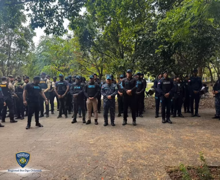 General Wandy Madé arenga e instruye al personal bajo su mando previo a operativo en Boca Chica, SDE