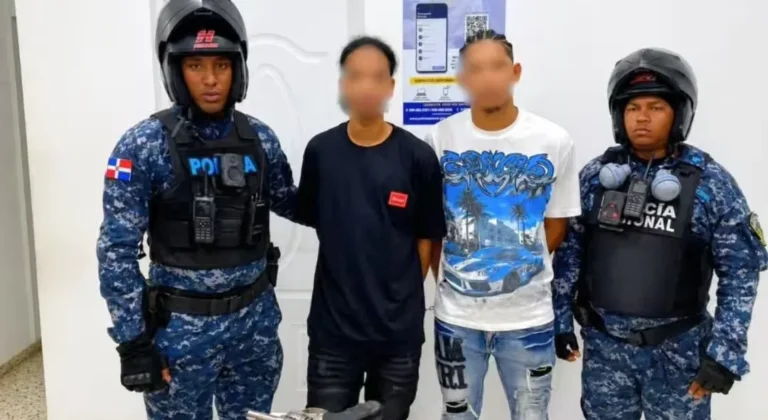 Policía apresa a dos hombres con arma ilegal en Villa Duarte, Santo Domingo Este
