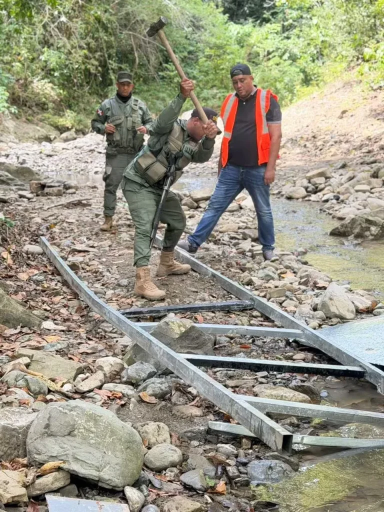 Medio Ambiente desmantela represa ilegal construida en el Río Bellaco, en Jacagua