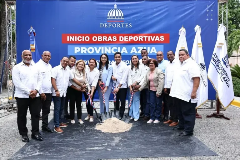 Ministro Kelvin Cruz anuncia construcción de cinco techados en Azua con inversión de RD$156 millones