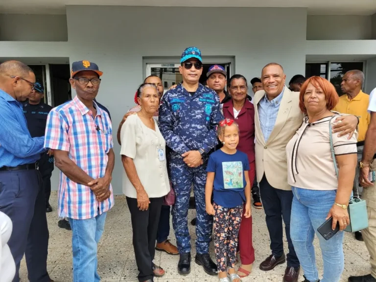 NUEVO DIRECTOR REGIONAL DE LA POLICÍA NACIONAL EN SANTO DOMINGO ORIENTAL SE REÚNE CON COMUNITARIOS DE LOS FRAILES.