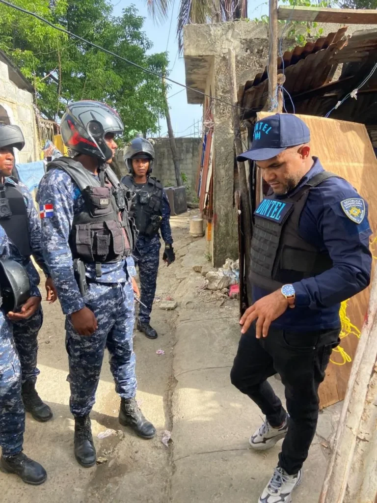 *En últimas 24 horas- Policía captura tres prófugos de la justicia, decomisa mil porciones de drogas y detiene varios por distintos hechos en Santo Domingo Norte.*