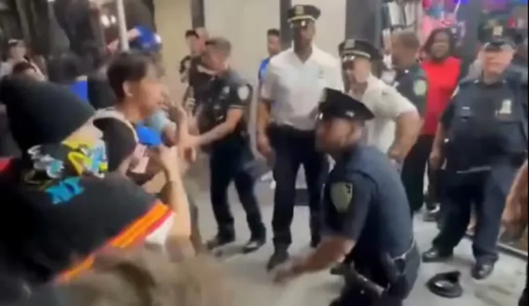 Fanático de los Knicks agrede a oficial de la NYPD tras partido de las Finales de la NBA el fanático fue detenido.