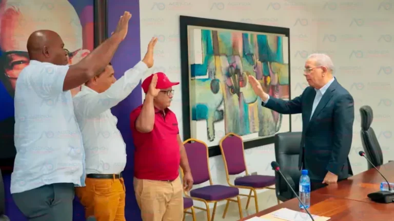 Danilo Medina juramenta tres grupos de dirigentes provenientes del PRM y la Fuerza del Pueblo en el PLD