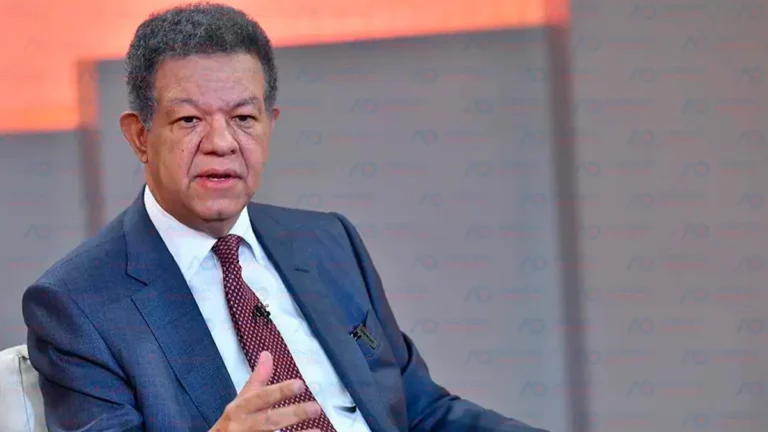 Leonel Fernández apuesta por una “revolución del conocimiento” durante conversatorio con estudiantes de UNIBE