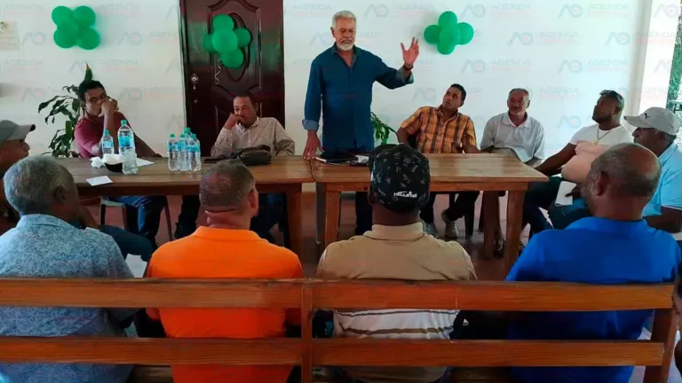 Fuerza del Pueblo se reúne con líderes campesinos y productores agrícolas de la comunidad de Las Galeras