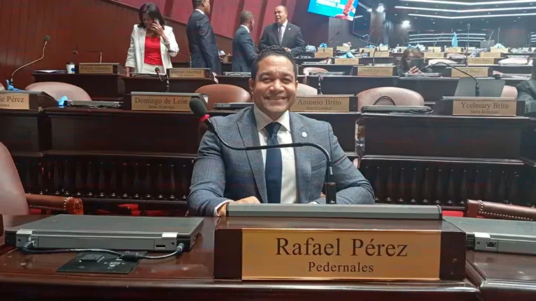 Diputado Pérez renuncia del partido Fuerza del Pueblo