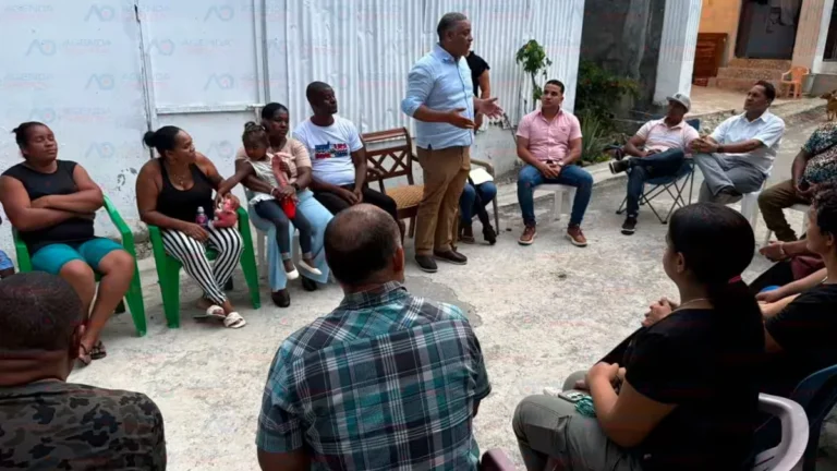 DIPUTADO CARLOS GIL JURAMENTA DECENAS DE MAESTROS Y DIRIGENTES COMUNITARIOS EN LA FUERZA DEL PUEBLO