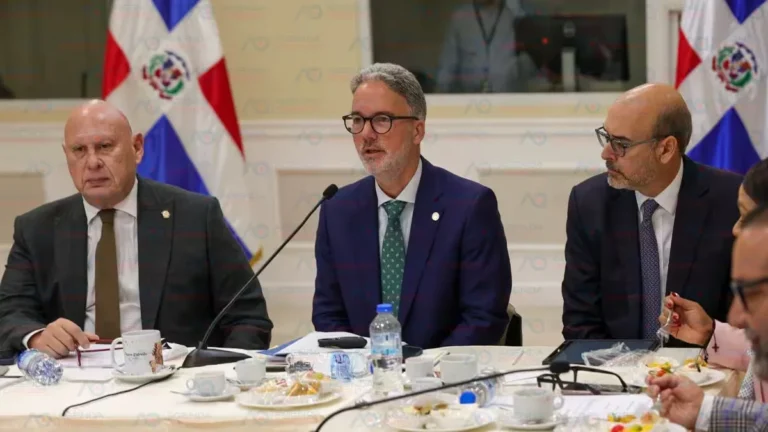 Comisión Bicameral que estudia proyecto anticrisis escucha al ministro de Hacienda y al vicepresidente de AIRD