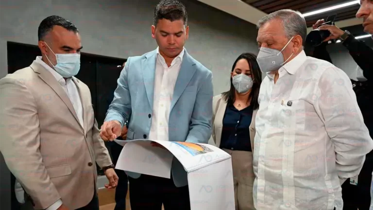 Dr. Leonardo Aguilera supervisa avances de remodelación de la Arena Banreservas Virgilio Travieso Soto