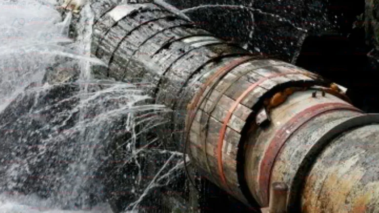 Rotura de tubería deja sin agua potable a varias comunidades en Barahona