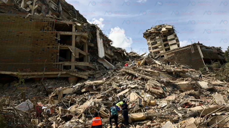 A tres días de los terremotos, el olor a putrefacción empieza a sentirse en La Guaira