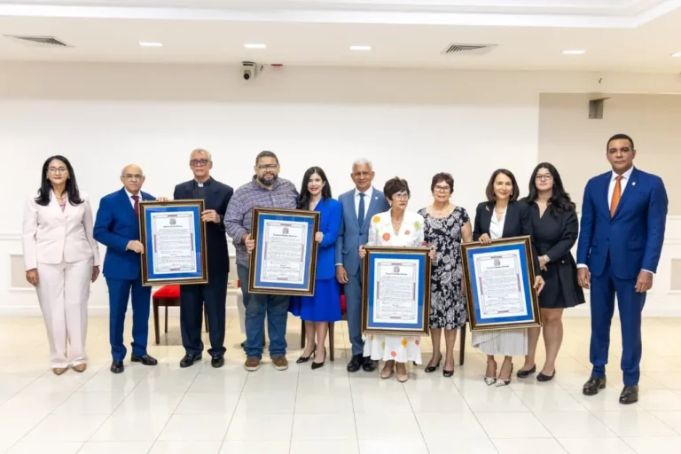 Senado de la República reconoce a figuras de la literatura, la educación, la cultura y el servicio social
