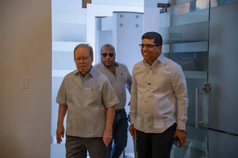 Inédito: Pepín Corripio visita por primera vez el Ayuntamiento de Santo Domingo Este y recibe las Llaves de la Ciudad