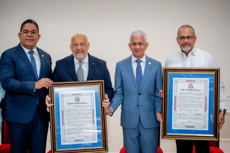 Senado de la República reconoce a personalidades de Barahona