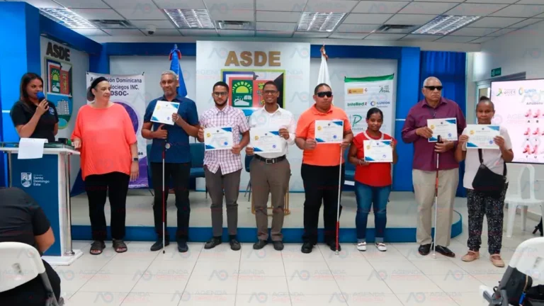Alianza de ONGs gradúa a los primeros guías intérpretes para personas con sordoceguera en el país
