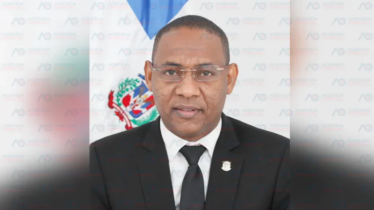 Diputado Carlos Sánchez es trasladado a una clínica tras desmayarse en el Congreso Nacional