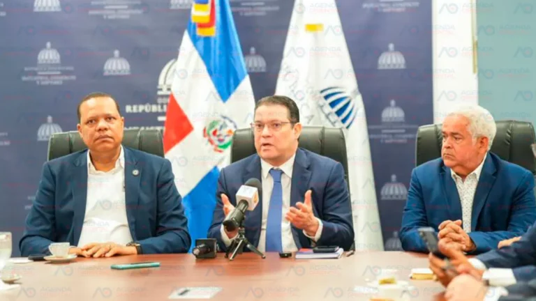 Estaciones de combustible seguirán cobrando con tarjeta; Gobierno instala mesa de diálogo