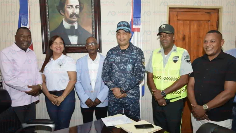 ALCALDE MÁXIMO SORIANO Y NUEVO DIRECTOR REGIONAL DE LA POLICÍA NACIONAL en Sto. Dgo. Oriental, General Claudio González Moquete, ARTICULAN ESTRATEGIAS PARA FORTALECER LA SEGURIDAD EN LA CALETA