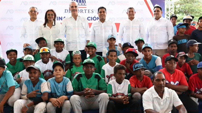 Presidente Luis Abinader y ministro Kelvin Cruz entregan remozado estadio de béisbol en Samaná