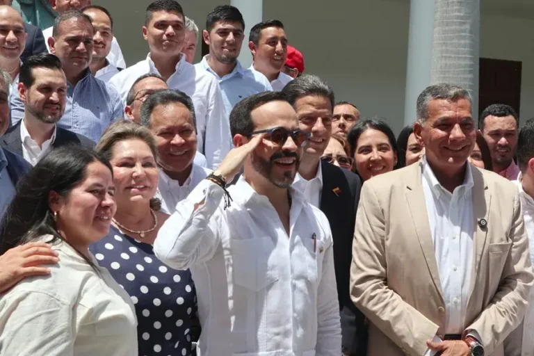 De la Espriella crea polémica en Colombia por querer asumir el gobierno rodeado de militares